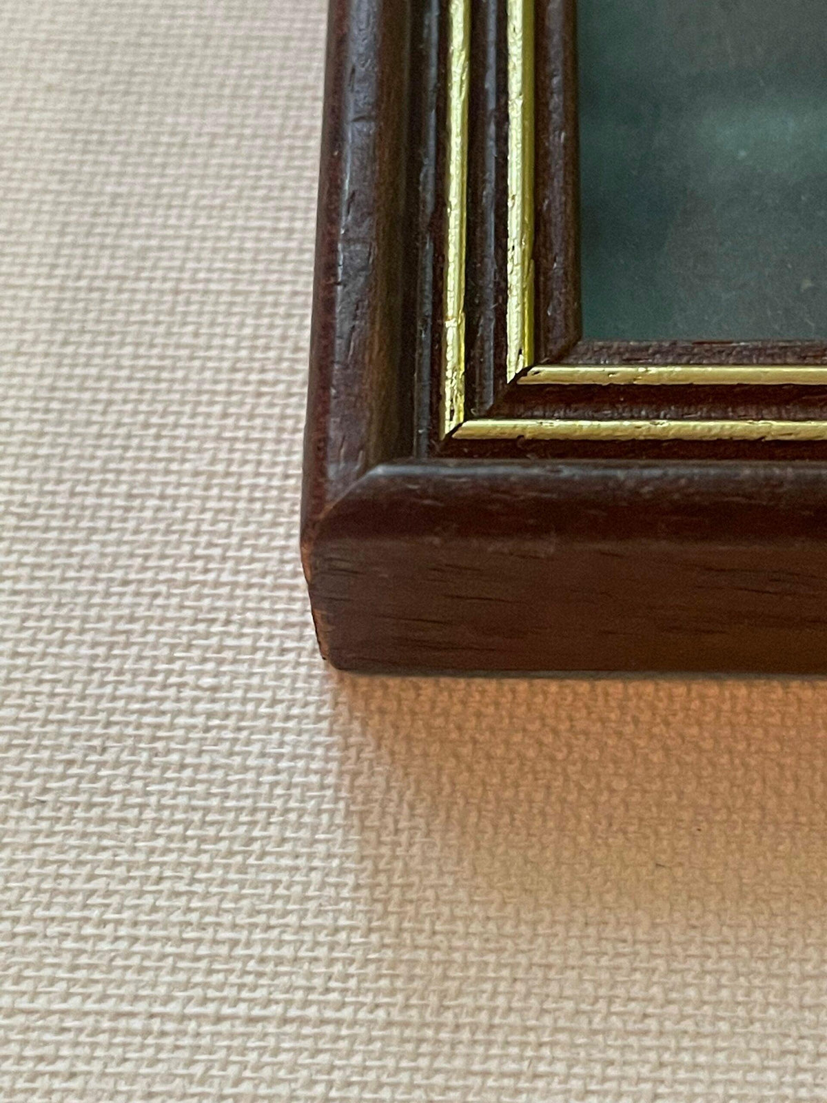 Vintage-Eichenrahmen mit goldenem Akzent