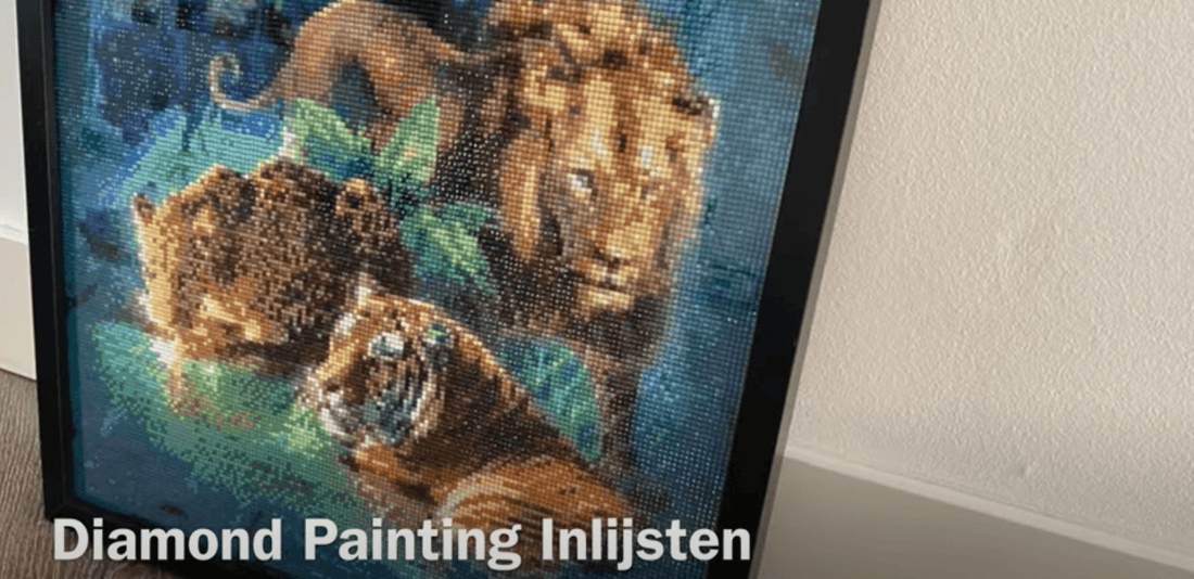 Ingelijste diamond painting met luchtballonnen en een stad, met de tekst Diamond Painting Inlijsten