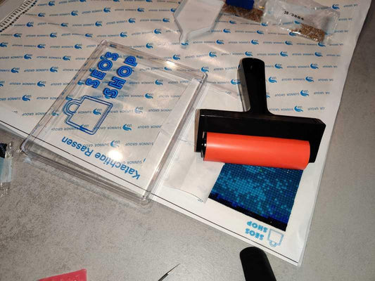 Diamond-paintingroller op een canvas met geplaatste steentjes
