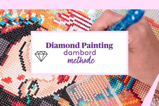 Hand werkt aan een diamond painting met de tekst Diamond Painting dambord methode