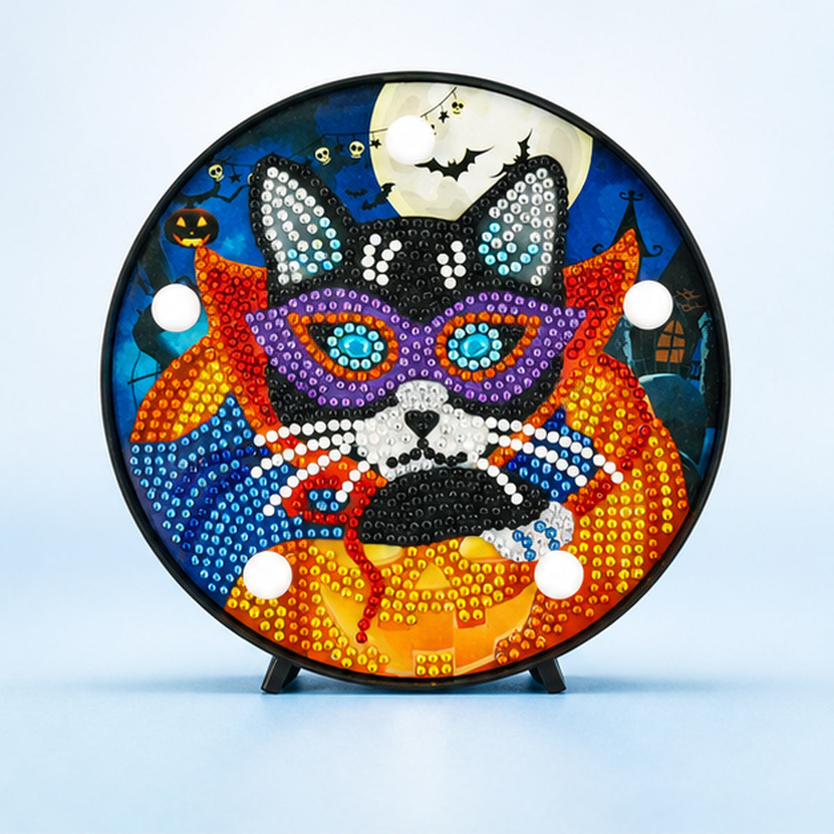 Diamond Painting Rond Lampje Gemaskerde Kat op een lichtblauwe achtergrond