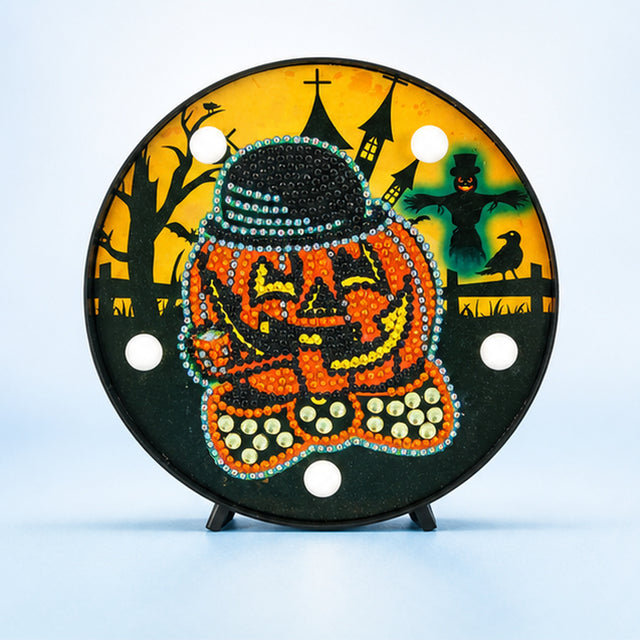 Diamond Painting Rond Lampje Mr. Pompoen op een lichtblauwe achtergrond
