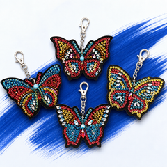 Vier diamond painting sleutelhangers met kleurrijke vlinders